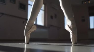 Bale dansçısı. Dansçı bacakları. Bale elementleri.