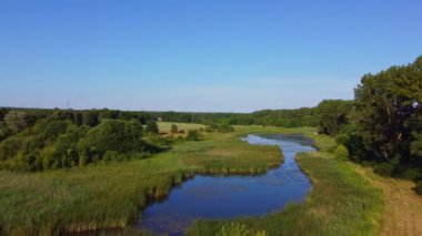 Polanda Wieliszewskie Gölü. İnsansız hava aracı. Yazın Polonya doğası..