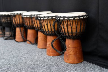 Yerdeki ahşap djembe davullar..