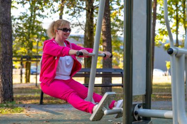 Parkta çalışan bir kadın..