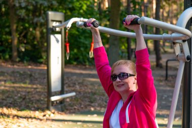 Parkta çalışan bir kadın..