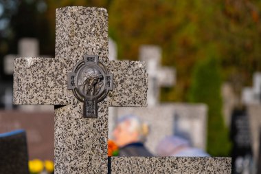 Mezarlıktaki bir taş haçın üzerine yakın. Polonya.