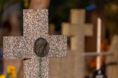 Mezarlıktaki bir taş haçın üzerine yakın. Polonya.