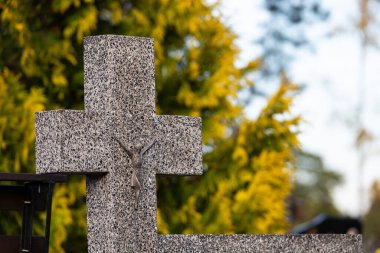 Mezarlıktaki bir taş haçın üzerine yakın. Polonya.