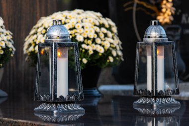 Mumlar mezarlıkta. Mezarlıktaki eski fenerler..