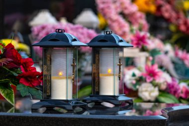 Mezarlıktaki bir mezarda fenerler, sığ bir tarla derinliği.