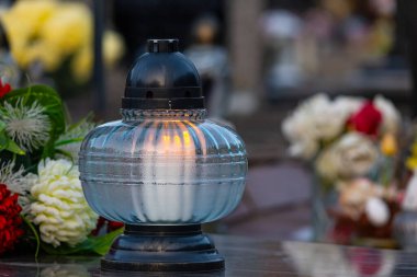 Mezarlıktaki ölülerin mezarındaki fener..