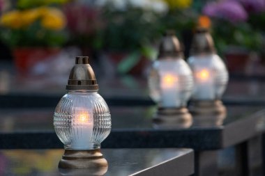 Polonya 'da bir mezarlıkta fenerler.