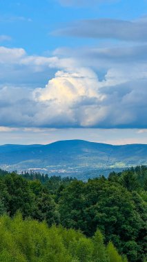Karkonosze Ulusal Parkı. Manzara dağları ve bulutlar. Polonya