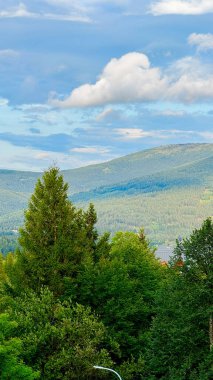 Karkonosze Ulusal Parkı. Manzara dağları ve bulutlar. Polonya