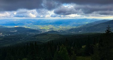Karkonosze Ulusal Parkı. Manzara dağları ve bulutlar. Polonya