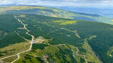 Yükseklikten güzel bir dağ manzarası. Dev dağlar. Polonya