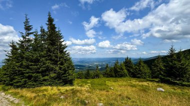 Karkonosze Ulusal Parkı. Dağlar ve bulutlar.