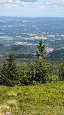 Karkonosze Ulusal Parkı. Dağlar ve bulutlar.
