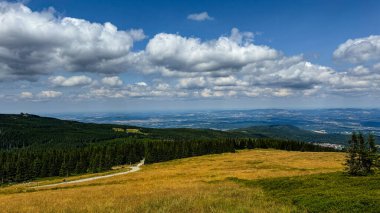 Karkonosze Ulusal Parkı. Dağlar ve bulutlar.