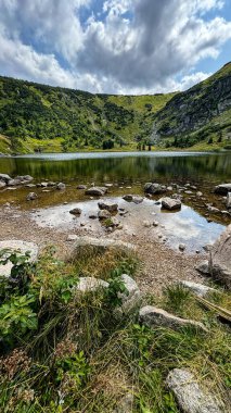 Küçük Göl - Karkonosze Dağları 'nda Göl. Dağlarda gölü olan manzara. Dağların ve gölün güzel manzarası.