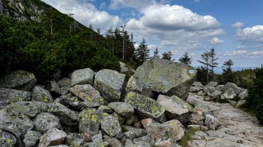 Karkonosze Ulusal Parkı. Dağlar ve bulutlar.
