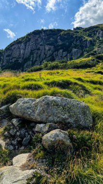 Karkonosze Ulusal Parkı. Dağlar ve bulutlar.