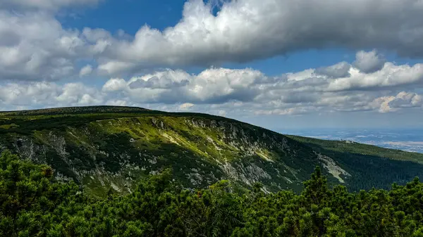 Karkonosze Ulusal Parkı. Dağlar ve bulutlar.