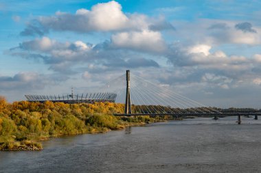 Sonbaharda Varşova 'daki Vistula Nehri üzerindeki köprü.