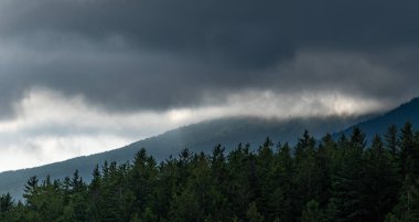 Dağların güzel manzarası, Polonya, dev dağlar.