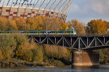 Sonbahar ağaçlarının arka planında nehir ve köprü manzarası. Vistula nehri. Varşova