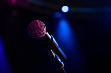 Sahnede mikrofon var. konser.