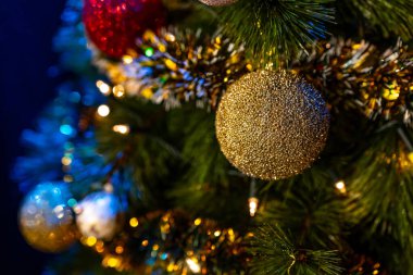 Süslü Noel ağacının manzarasını kapat