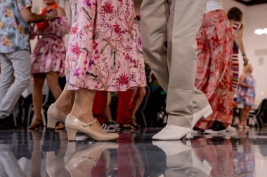 Dans eden bir grup dansçı