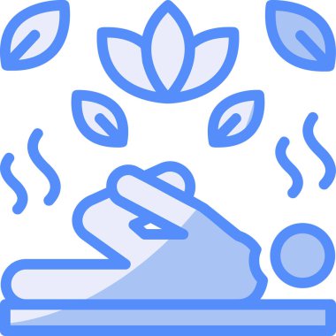 Bir çaydanlık yaprağı tutan bir el.