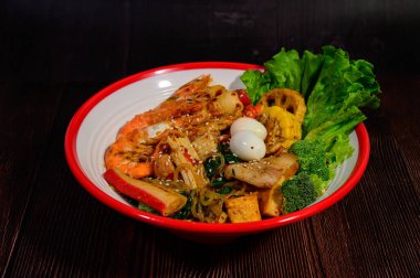 Baharatlı ve baharatlı Mala güveç. Sıcak ve baharatlı.