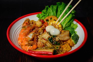 Baharatlı ve baharatlı Mala güveç. Sıcak ve baharatlı.