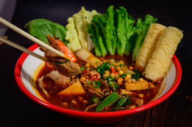 Baharatlı ve baharatlı Mala güveç. Sıcak ve baharatlı.