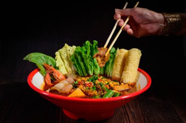 Baharatlı ve baharatlı Mala güveç. Sıcak ve baharatlı.