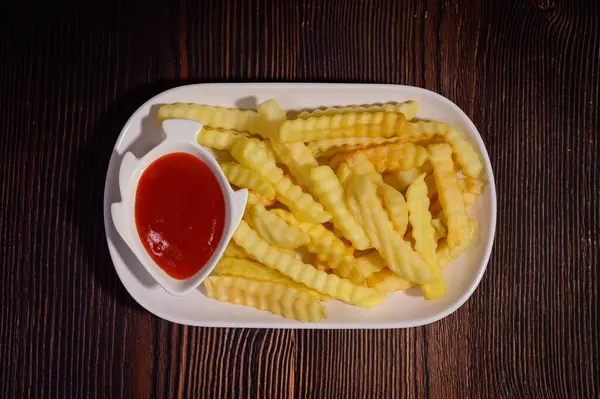 Ketçap ve hardallı patates kızartması lezzetli bir fast food aperatifi olarak servis edilir.