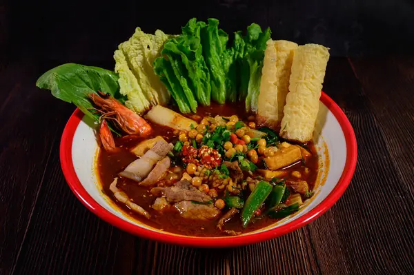 Baharatlı ve baharatlı Mala güveç. Sıcak ve baharatlı.