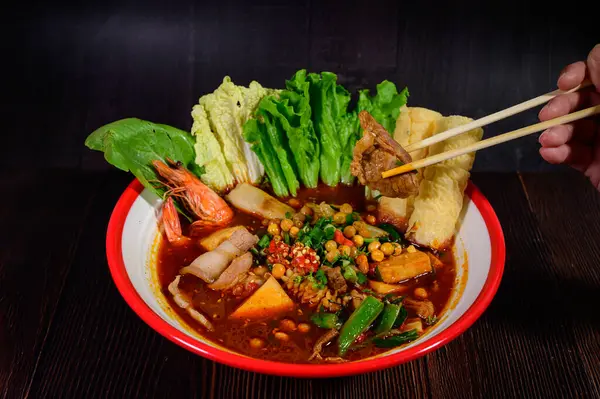 Baharatlı ve baharatlı Mala güveç. Sıcak ve baharatlı.