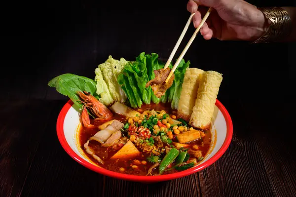 Baharatlı ve baharatlı Mala güveç. Sıcak ve baharatlı.