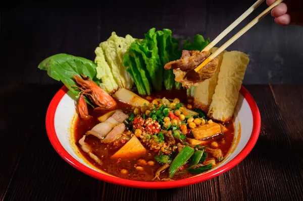 Baharatlı ve baharatlı Mala güveç. Sıcak ve baharatlı.