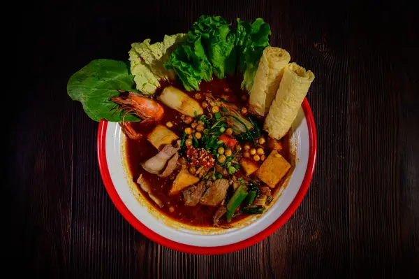 Baharatlı ve baharatlı Mala güveç. Sıcak ve baharatlı.