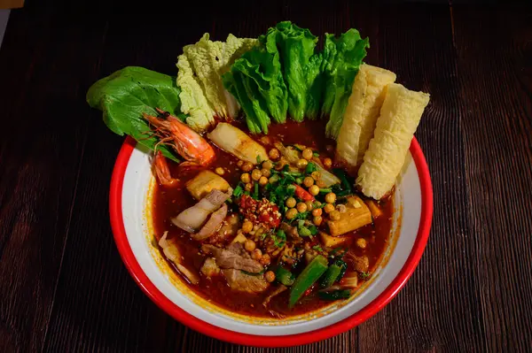 Baharatlı ve baharatlı Mala güveç. Sıcak ve baharatlı.