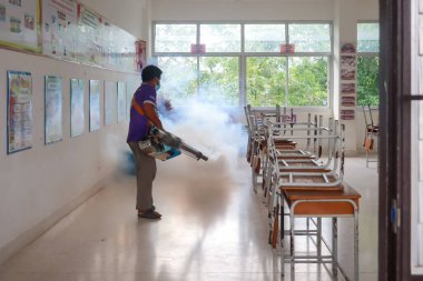 Mae Sai, Chiang Rai / Tayland, 6 Haziran 2025, yetkililer, Aedes sivrisineklerini yok etmek için sivrisinek kovucu püskürtmek için sis makineleri kullanıyorlar..