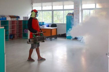 Mae Sai, Chiang Rai / Tayland, 6 Haziran 2025, yetkililer, Aedes sivrisineklerini yok etmek için sivrisinek kovucu püskürtmek için sis makineleri kullanıyorlar..