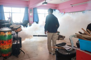 Mae Sai, Chiang Rai / Tayland, 6 Haziran 2025, yetkililer, Aedes sivrisineklerini yok etmek için sivrisinek kovucu püskürtmek için sis makineleri kullanıyorlar..