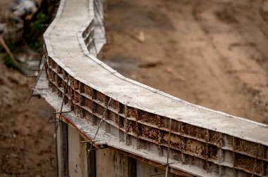 Tayland-Myanmar sınırı hem Tayland hem de Myanmar 'da sel baskınlarını önlemek için sel bariyerleri inşa edildi..