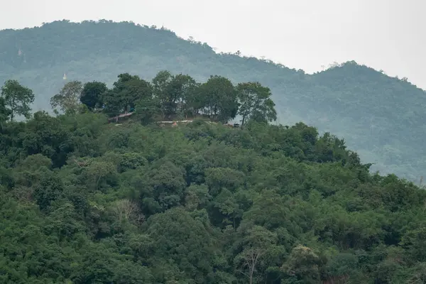 Tayland-Myanmar sınırı hem Tayland hem de Myanmar 'da sel baskınlarını önlemek için sel bariyerleri inşa edildi..