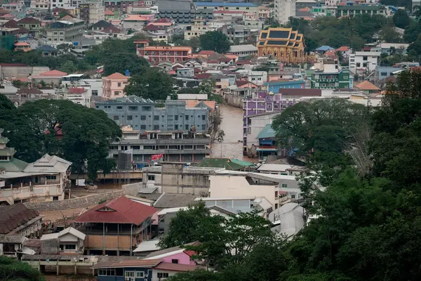 Tayland-Myanmar sınırı hem Tayland hem de Myanmar 'da sel baskınlarını önlemek için sel bariyerleri inşa edildi..