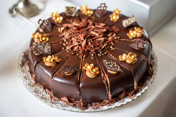 Zarif Çikolatalı Kutlama Keki