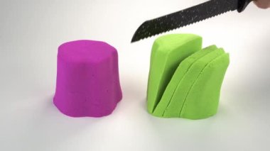 Kinetik kum kesimi, beyaz arka planda bir bıçakla. ASMR sesleri.