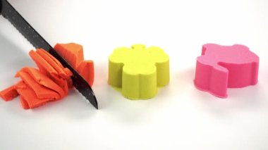 Kinetik kum kesimi, beyaz arka planda bir bıçakla. ASMR sesleri.